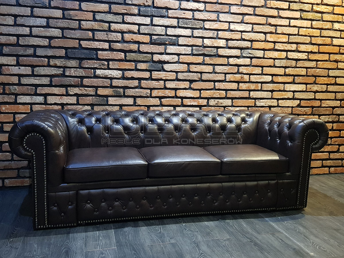 Sofa Chesterfield Classic 4 rozkładana w skórze naturalnej o ciemnobrązowym odcieniu