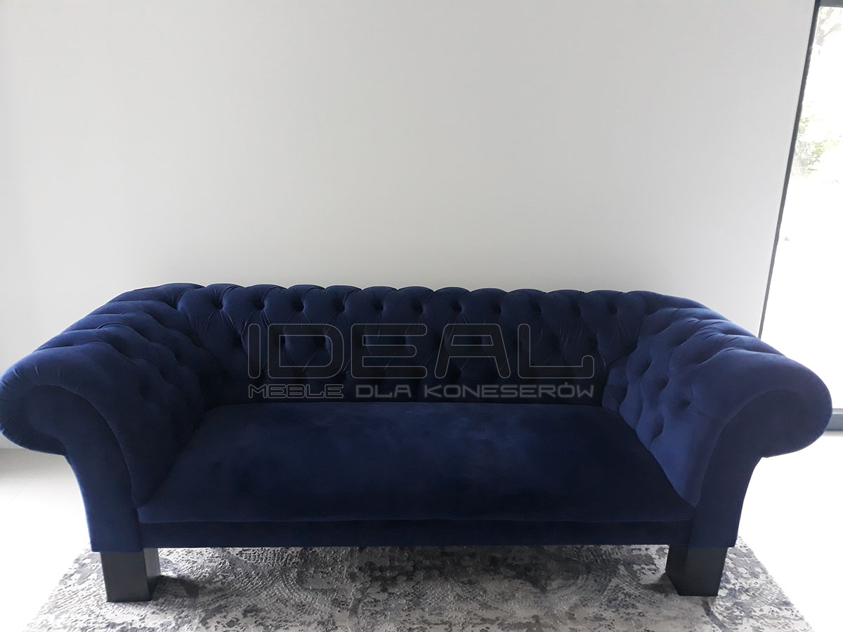 Sofa Chesterfield Diva Design to połączenie pikowanej sofy z nowoczesnymi nogami