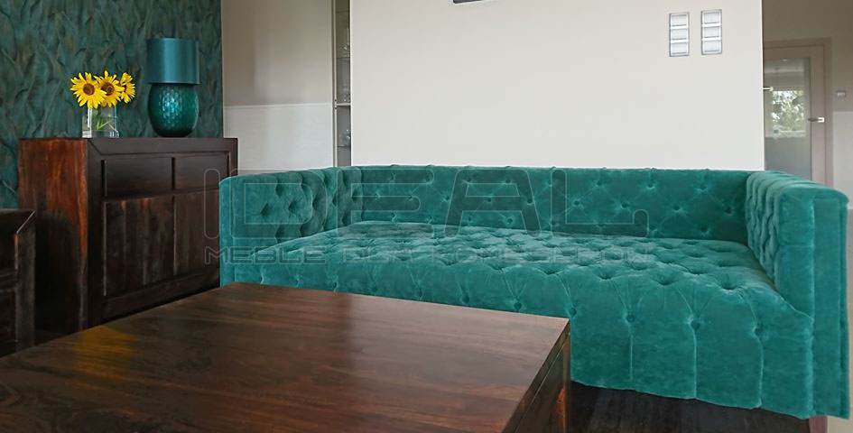 Sofa Chesterfield London z głębokim pikowanym siedziskiem w ciemnozielonym pluszu tworzy ciekawą formę leżanki